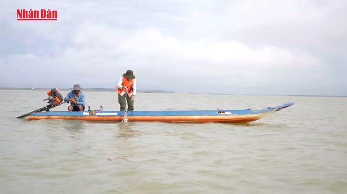 Cán bộ Viện Kỹ thuật Biển lấy mẫu nước phục vụ công tác giám sát, dự báo chất lượng nước tại hệ thống thủy lợi Dầu Tiếng.