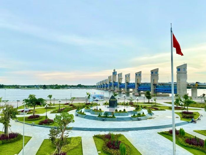 Hệ thống cống Cái Lớn-Cái Bé góp phần kiểm soát xâm nhập mặn, điều tiết nguồn nước phục vụ sản xuất và dân sinh ở Đồng bằng sông Cửu Long.