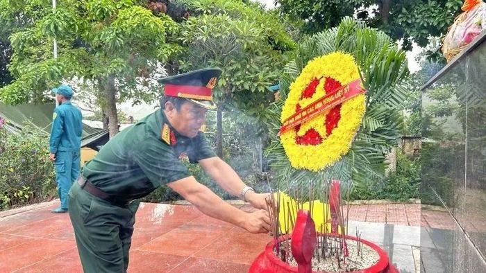 Đoàn công tác dâng hoa, dâng hương tại Nghĩa trang liệt sĩ xã Đông Khánh Sơn (tỉnh Khánh Hòa).