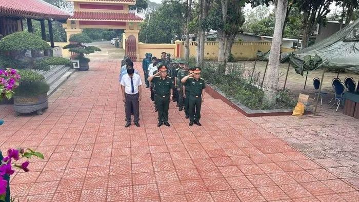 Đoàn công tác làm lễ dâng hương tại Nghĩa trang liệt sĩ Đông Khánh Sơn.
