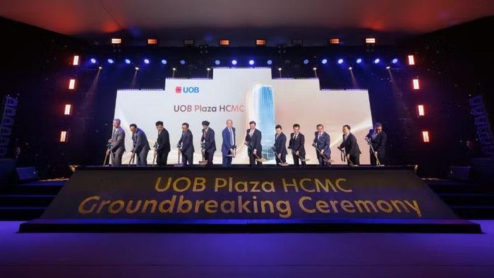 Các đại biểu thực hiện nghi thức khởi công xây dựng tòa tháp văn phòng UOB Plaza tại Thành phố Hồ Chí Minh.