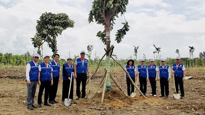 Đại biểu Hội Nông dân Thành phố tham gia trồng cây thực hiện “Vườn cây đại đoàn kết” tại Công viên văn hóa Láng Le.
