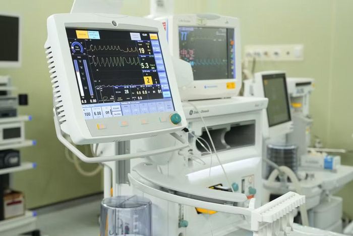 Khối Ngoại khoa tại Bệnh viện Bạch Mai cơ sở Ninh Bình được đầu tư hệ thống phòng mổ hiện đại, thiết kế theo nguyên tắc vô khuẩn một chiều, đáp ứng yêu cầu của các ca phẫu thuật chuyên sâu.