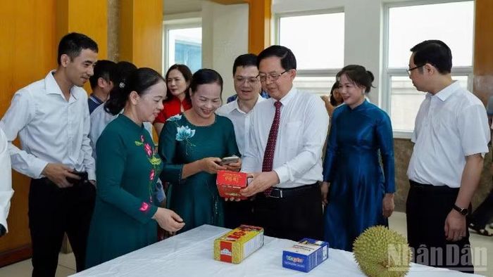 Các đại biểu quét mã truy xuất nguồn gốc sản nông sản.