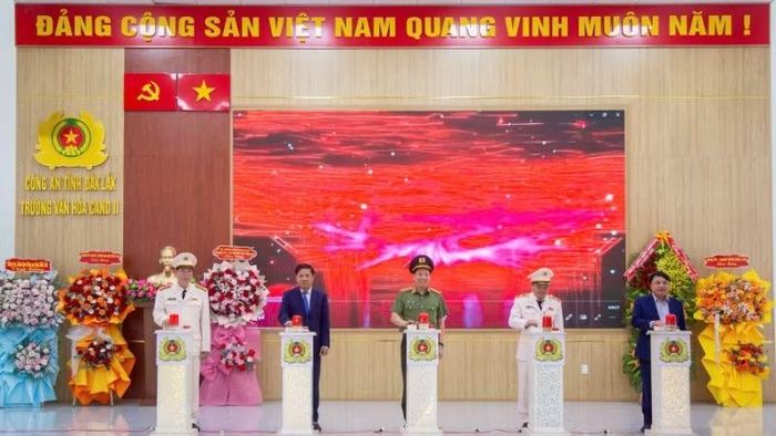 Các đại biểu thực hiện nghi thức khai bút tại Trường Văn hóa Công an nhân dân II tại Đắk Lắk.