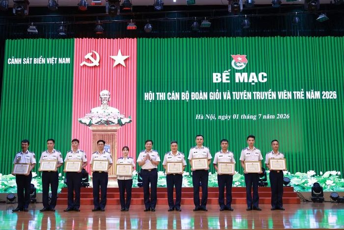 Trao Giấy khen cho các tập thể và cá nhân hoàn thành tốt nhiệm vụ bảo đảm và phục vụ hội thi.