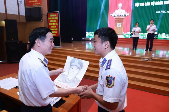 Thí sinh tham dự hội thi thể hiện năng khiếu vẽ tranh chân dung tặng đồng chí Chính ủy Cảnh sát biển Việt Nam.