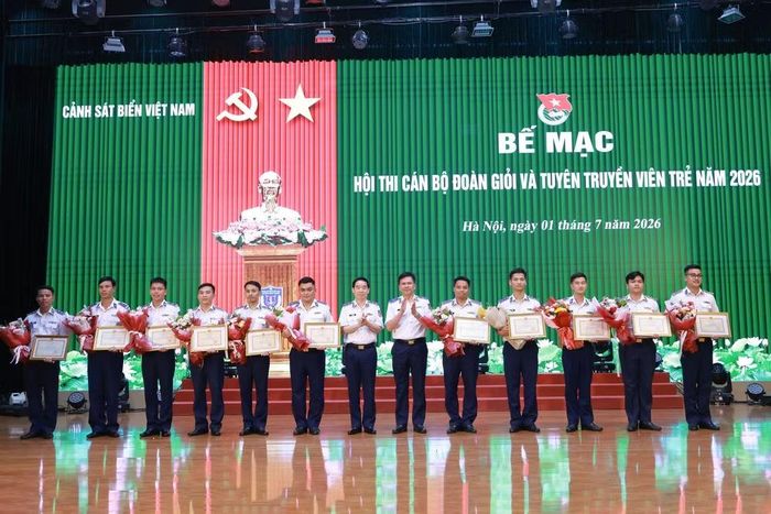 Đồng chí Chính ủy Cảnh sát biển Việt Nam và Tư lệnh Cảnh sát biển Việt Nam trao giải cho các cá nhân có thành tích xuất sắc tại hội thi.