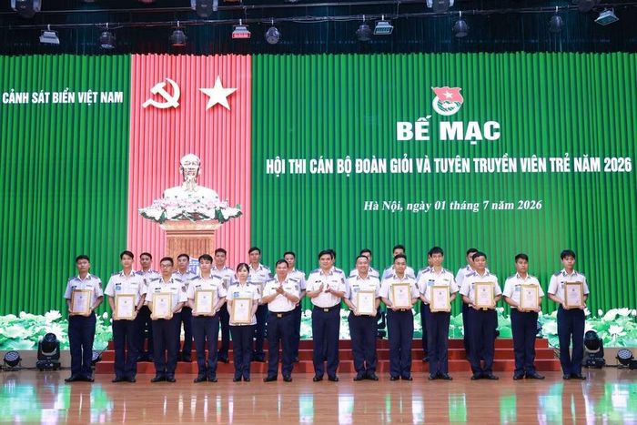 Trao Chứng nhận “Cán bộ Đoàn giỏi cấp Cảnh sát biển” tặng các thí sinh.