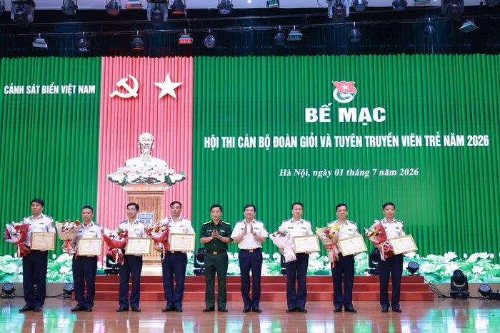 Thủ trưởng Cảnh sát biển Việt Nam và Trưởng Ban Thanh niên Quân đội trao giải cho các tập thể có thành tích xuất sắc.