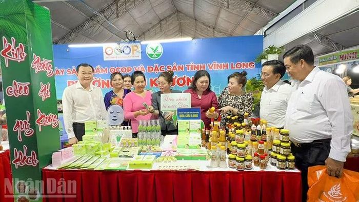 Lãnh đạo tỉnh Vĩnh Long tham quan các gian hàng.