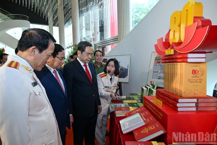 Chủ tịch Quốc hội Trần Thanh Mẫn, nguyên Thủ tướng Chính phủ Phạm Minh Chính tham quan trưng bày sách, các ấn phẩm tại lễ kỷ niệm.