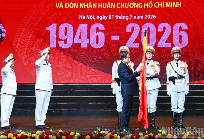 Chủ tịch Quốc hội Trần Thanh Mẫn gắn Huân chương Hồ Chí Minh lên lá cờ truyền thống của lực lượng An ninh đối ngoại.
