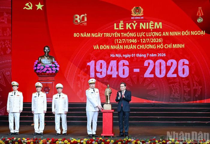 Chủ tịch Quốc hội Trần Thanh Mẫn trao tượng Bác Hồ, tặng lực lượng An ninh đối ngoại.
