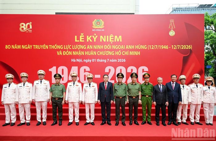 Chủ tịch Quốc hội Trần Thanh Mẫn và các đồng chí lãnh đạo Đảng, Nhà nước, Bộ Công an với lực lượng An ninh đối ngoại.