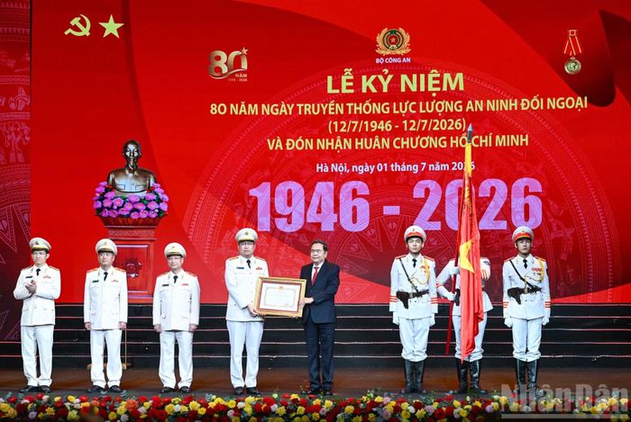 Chủ tịch Quốc hội Trần Thanh Mẫn trao Huân chương Hồ Chí Minh tặng lực lượng An ninh đối ngoại.