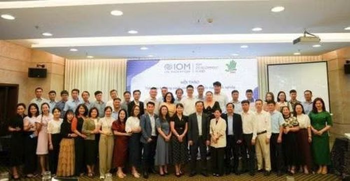 Bà Cao Lê Thanh Loan và các đại biểu tại hội thảo “Tích hợp kỹ năng xanh vào đào tạo giáo dục nghề nghiệp” do IOM tổ chức.