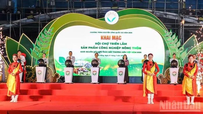 Các đại biểu thực hiện nghi thức khai mạc.