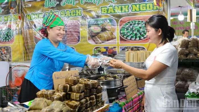 Người dân tham quan hội chợ triển lãm.
