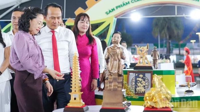 Các đại biểu tham quan hội chợ triển lãm.