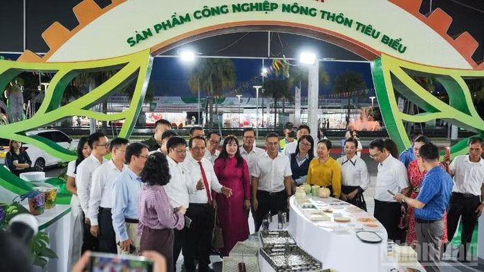 Các đại biểu tham quan Hội chợ triển lãm sản phẩm công nghiệp nông thôn - Khơi nguồn đổi mới, thúc đẩy thương hiệu Việt năm 2026.