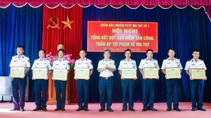 Chỉ huy đơn vị trao thưởng cho các tập thể, cá nhân có thành tích tiêu biểu.