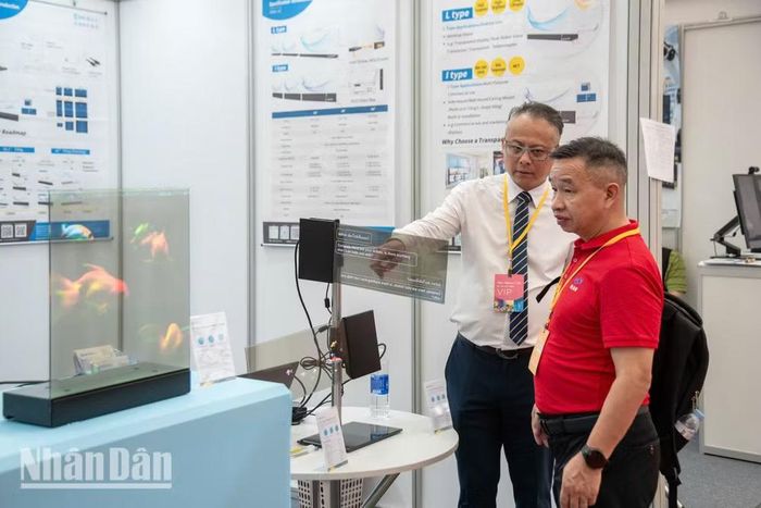 Công nghệ màn hình trình chiếu trong suốt. (Ảnh: MINH DUY)