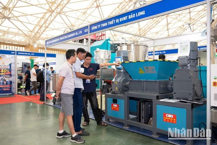 Hệ thống máy đùn hiện đại phục vụ ngành nhựa được trình diễn tại không gian Triển lãm HanoiPlas 2026. (Ảnh: MINH DUY)