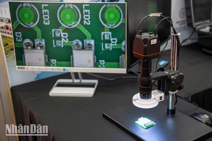 Robot tự động hóa và hệ thống camera giám sát công nghiệp phục vụ sản xuất. (Ảnh: MINH DUY)