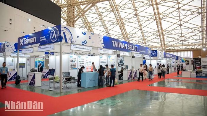 Khu gian hàng "Taiwan Select Pavilion" quy tụ 58 doanh nghiệp Đài Loan (Trung Quốc) với các công nghệ sản xuất thông minh tiên phong. (Ảnh: MINH DUY)