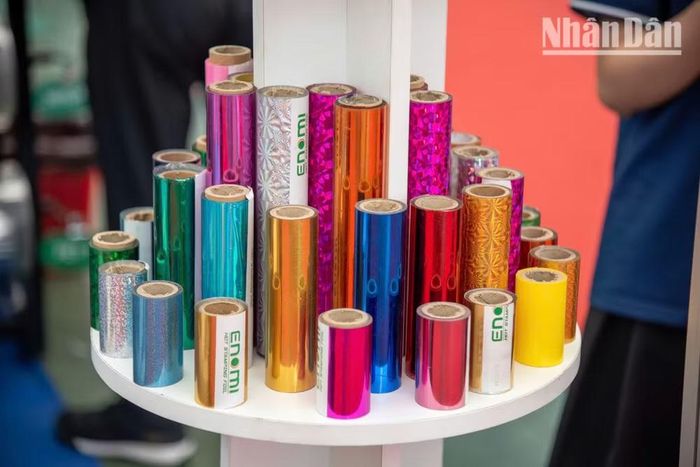 Vật liệu phục vụ ngành in ấn. (Ảnh: MINH DUY)
