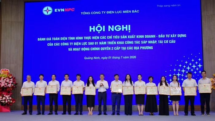 Khen thưởng các đơn vị có thành tích trong công tác tái cơ cấu sắp xếp, tổ chức bộ máy.