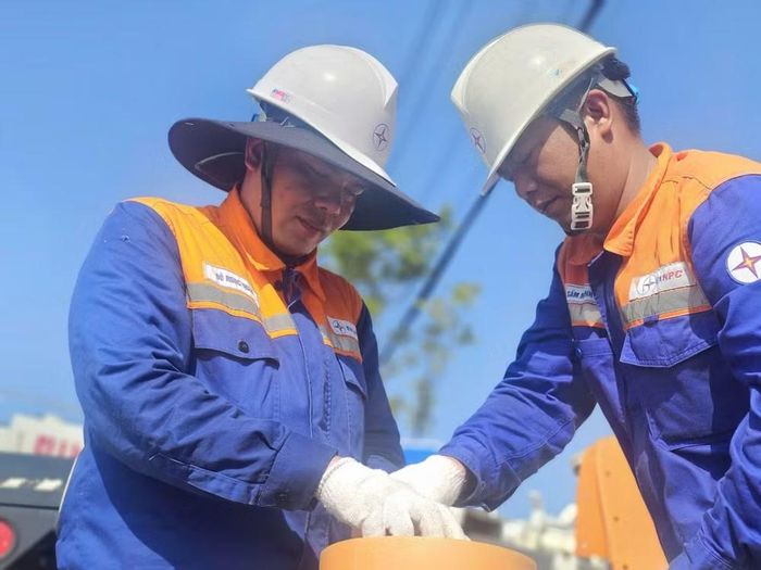 Nếu việc tinh gọn bộ máy là bước khởi đầu của cuộc cải tổ thì chuyển đổi số và đổi mới phương thức quản trị mới là mục tiêu dài hạn mà Tổng công ty Điện lực miền Bắc hướng tới sau một năm tái cơ cấu.