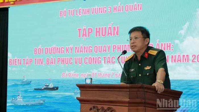 Đại tá Phan Tiến Dũng, Trưởng Ban đại diện Báo Quân đội Nhân dân khu vực miền trung-Tây nguyên trao đổi, truyền thụ kinh nghiệm viết tin, bài cho các học viên.
