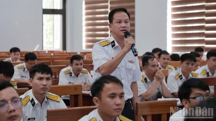 Các học viên trao đổi kinh nghiệm nâng cao chất lượng tuyên truyền.