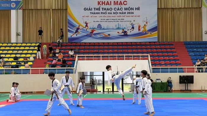 Các vận động viên taekwondo trẻ biểu diễn tại lễ khai mạc.