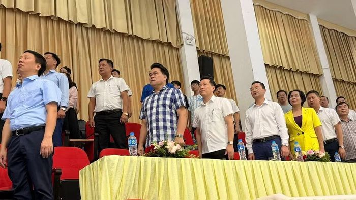 Các đại biểu chào cờ tại lễ khai mạc.