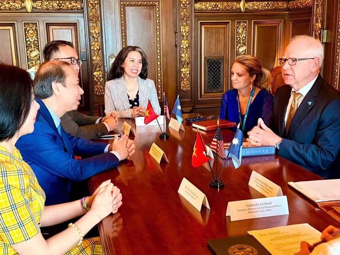 Quang cảnh buổi gặp giữa Đại sứ Nguyễn Quốc Dũng và Thống đốc bang Minnesota Tim Walz. (Ảnh: Đại sứ quán Việt Nam tại Hoa Kỳ cung cấp)