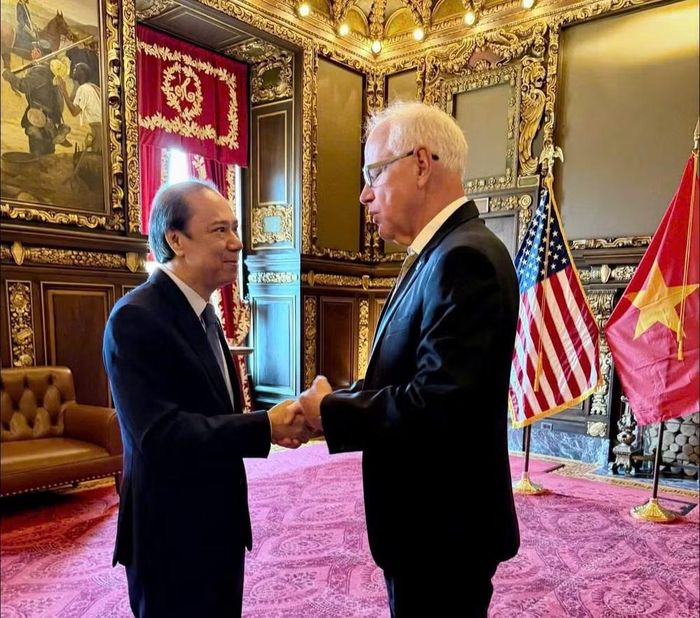 Đại sứ Nguyễn Quốc Dũng và Thống đốc bang Minnesota Tim Walz. (Ảnh: Đại sứ quán Việt Nam tại Hoa Kỳ cung cấp)