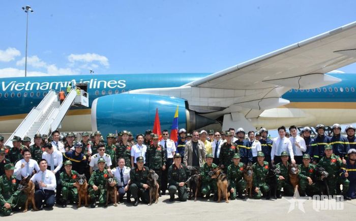 Đại biểu Việt Nam và Venezuela cùng tổ bay Vietnam Airlines tại sân bay quốc tế Simón Bolívar. 