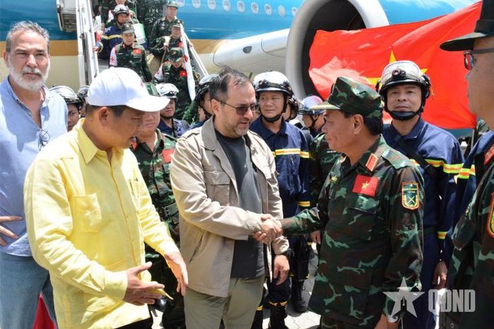  Bộ trưởng Ngoại giao Venezuela Yvan Gil Pinto đón đoàn tại sân bay quốc tế Simón Bolívar. 