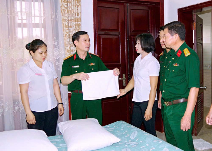  Hướng dẫn nghiệp vụ buồng, phòng cho cán bộ, nhân viên ở Đoàn An điều dưỡng 295. 