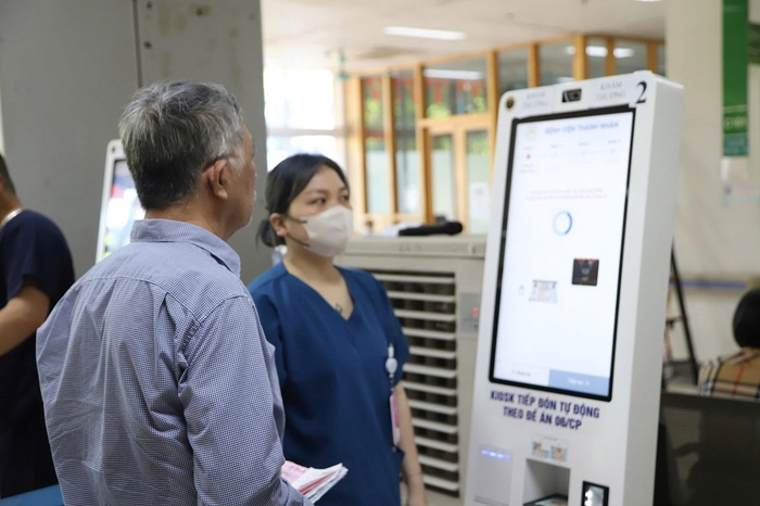 Hướng dẫn người dân đăng ký khám tự động tại Bệnh viện Thanh Nhàn (Hà Nội).