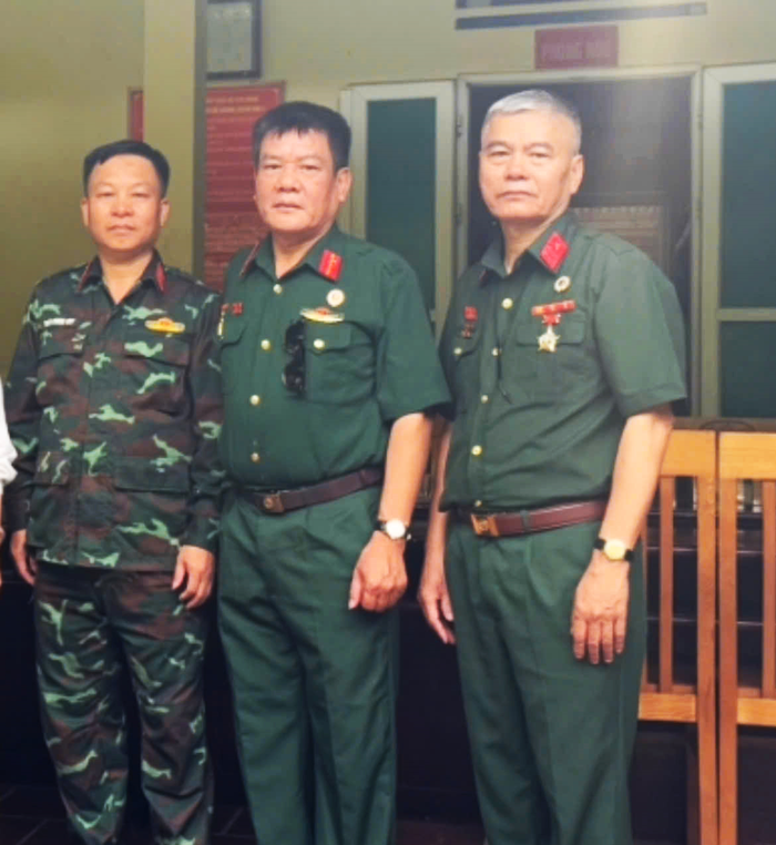 Thượng tá Trần Quang Huy (ngoài cùng bên trái) cùng các cựu chiến binh Sư đoàn 316, Quân khu 2. Ảnh: PHƯƠNG LINH