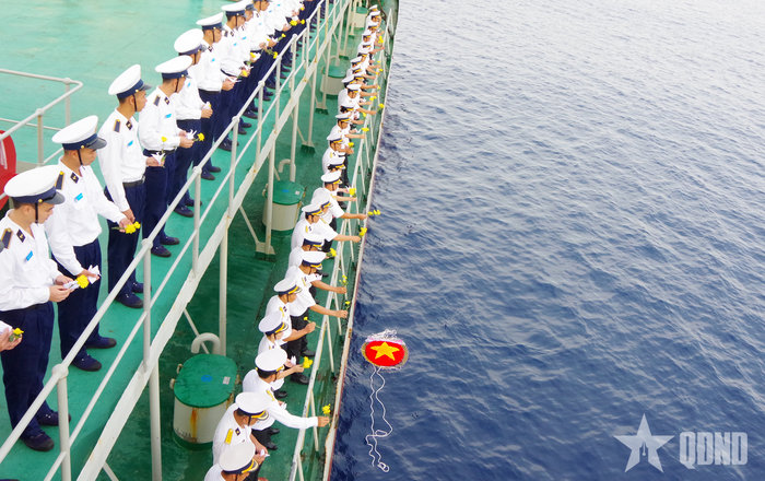Cán bộ, giảng viên, thủy thủ tàu và học viên thả hoa, hạc giấy tưởng nhớ các anh hùng liệt sĩ. 