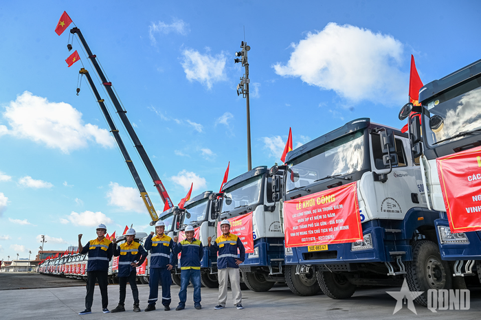 Công nhân và máy móc chuẩn bị thực hiện Dự án Công viên văn hóa Bến Nhà Rồng - Khánh Hội và Cây xanh công cộng Bến Bạch Đằng.
