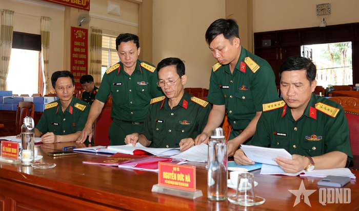 Kiểm tra sổ, sách công tác Đảng, công tác chính trị.