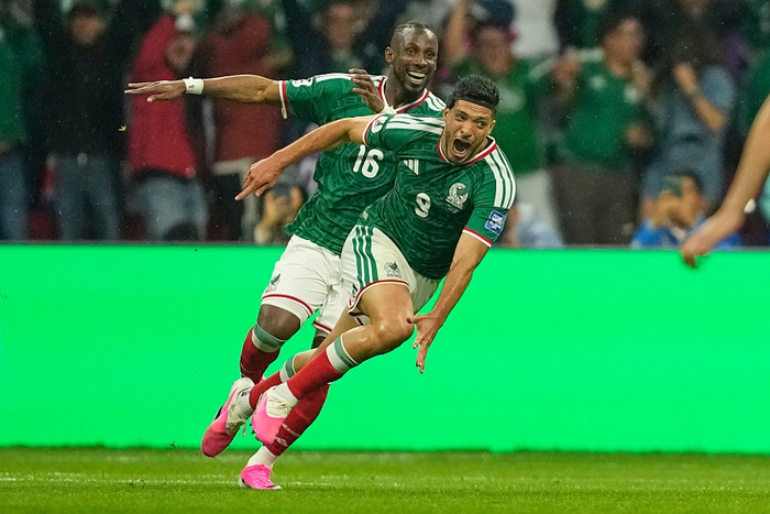 Raul Jimenez cùng đồng đội ăn mừng bàn thắng. Ảnh: AP