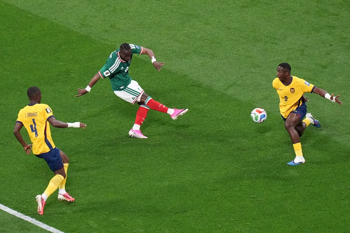 Julian Quinones dứt điểm mở tỷ số cho Mexico. Ảnh: AP