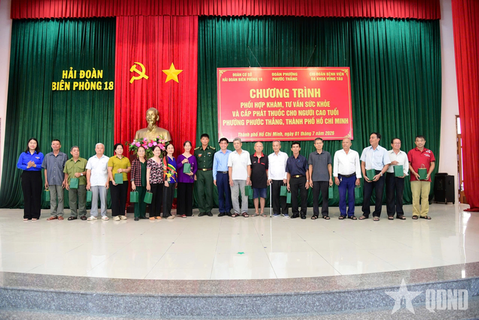 Ban tổ chức cấp phát thuốc cho người cao tuổi.